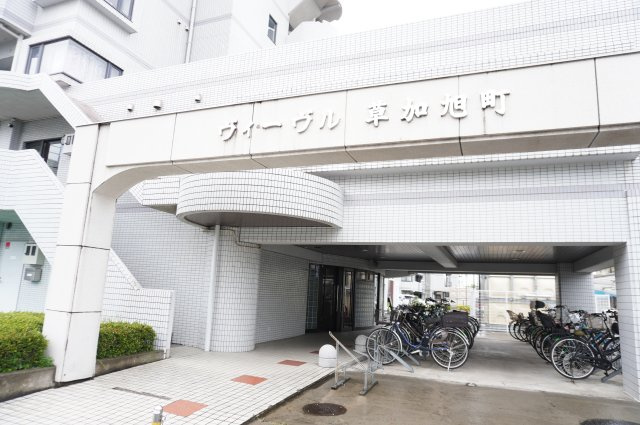 ヴィーヴル草加旭町の駐車場