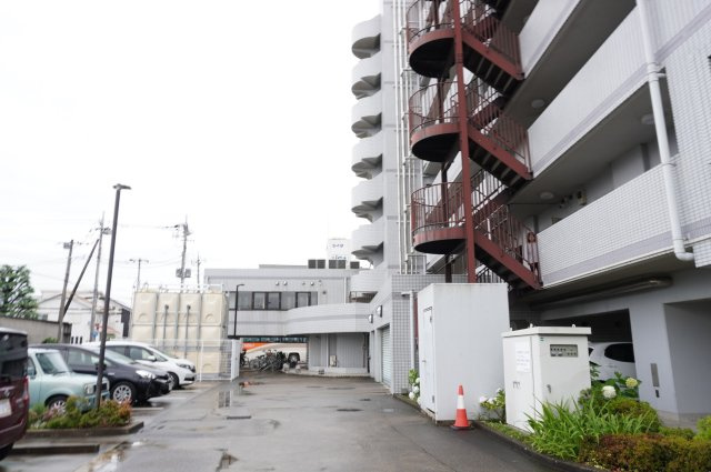 ヴィーヴル草加旭町の駐車場