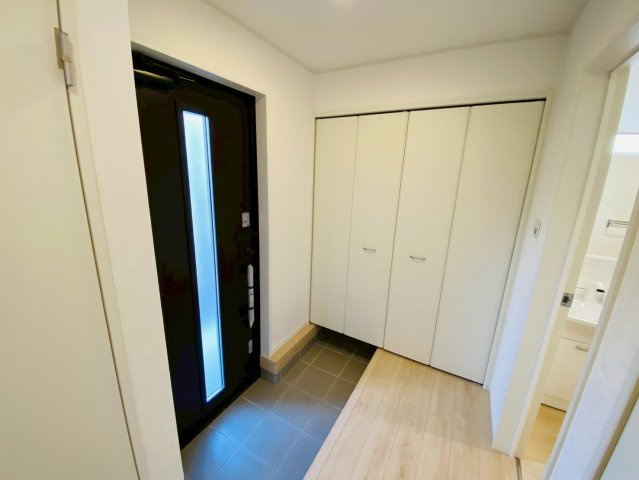 【2号棟】富里市七栄　第34　全７棟の玄関