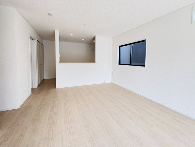 三郷市早稲田６丁目新築戸建【前間小学校：9分】の居間・リビング|18.25帖リビングダイニングキッチン・リビングガス栓付き