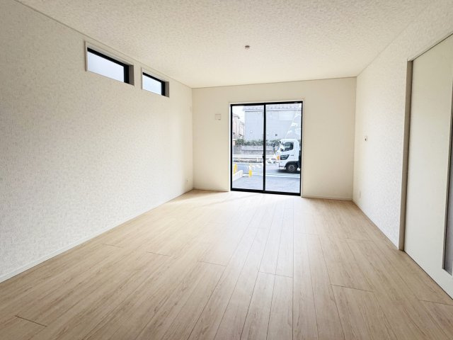 三郷市早稲田６丁目新築戸建【前間小学校：9分】の居間・リビング|18.25帖リビングダイニングキッチン