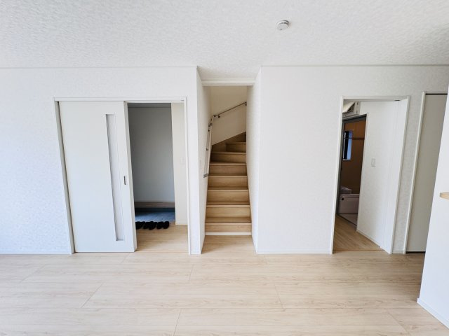 三郷市早稲田６丁目新築戸建【前間小学校：9分】の居間・リビング|家族の顔が見えるリビングイン階段