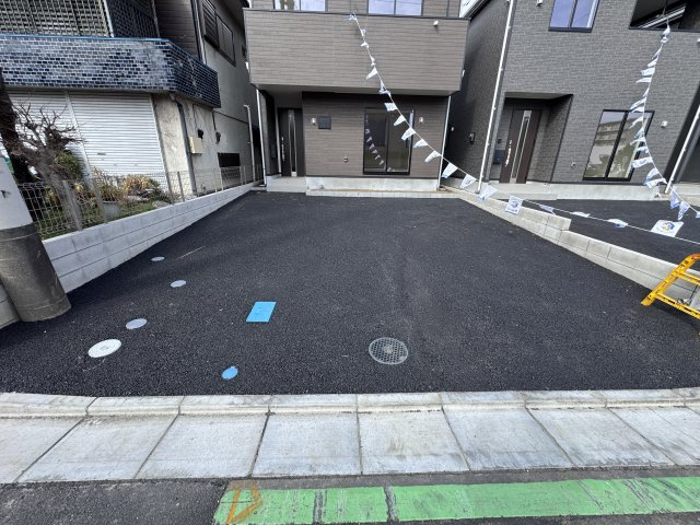 三郷市早稲田６丁目新築戸建【前間小学校：9分】の駐車場|4号棟駐車スペース・並列2台駐車可