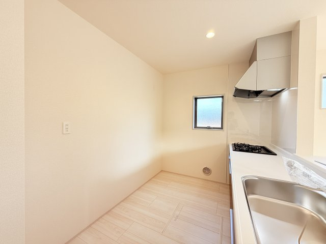 笠間市岩間駅西第3　新築戸建のキッチン|家族とのコミュニケーションや小さいお子さんの様子を見守りながら安心して料理ができます。洗練されたスタイリッシュなデザインと使い勝手を追求した設備、豊富な収納力も大満足です。