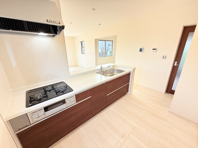 笠間市岩間駅西第3　新築戸建のキッチン|家族とのコミュニケーションや小さいお子さんの様子を見守りながら安心して料理ができます。洗練されたスタイリッシュなデザインと使い勝手を追求した設備、豊富な収納力も大満足です。