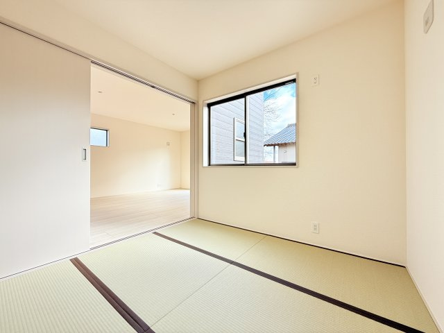 笠間市岩間駅西第3　新築戸建の和室|家具や小物を合わせやすいシンプルデザイン♪
広さや日当たりなど、写真では伝えきれない部分を現地で確認してみませんか？