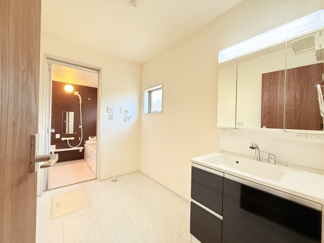 笠間市岩間駅西第3　新築戸建の独立洗面台|収納力と機能性に優れたお手入れラクラクのゆったりとした洗面台で、朝の忙しい時間でも身支度準備がスムーズです。