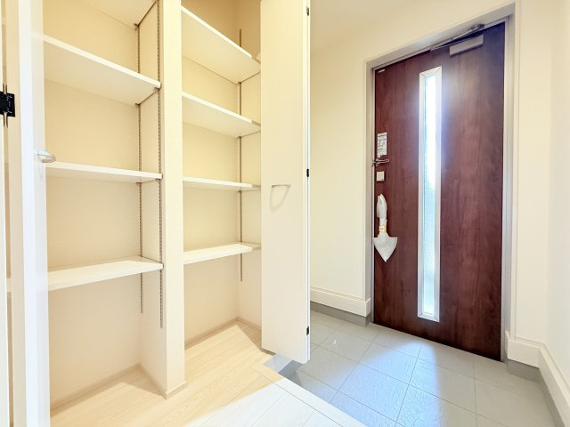 笠間市岩間駅西第3　新築戸建の玄関|靴をまとめて保管できるシューズボックス。綺麗に整頓された玄関で来客者を気持ちよく招きませんか？