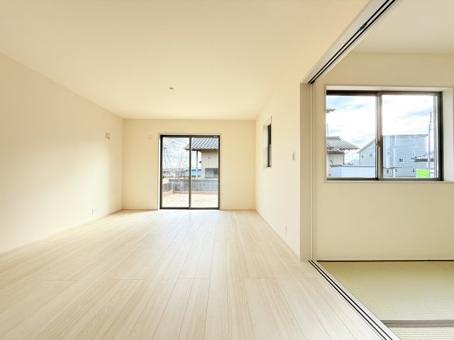 笠間市岩間駅西第3　新築戸建の居間・リビング|広々とした16.5帖ＬＤＫ♪
家具を置いても窮屈感を感じず過ごせます。