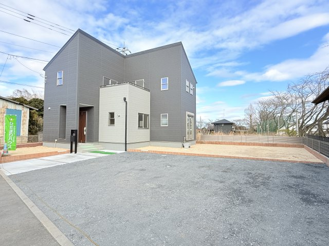 笠間市岩間駅西第3　新築戸建の駐車場|カースペース並列3台可能♪庭付き！