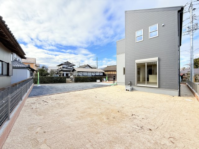 笠間市岩間駅西第3　新築戸建の庭|カースペース並列3台可能♪庭付き！