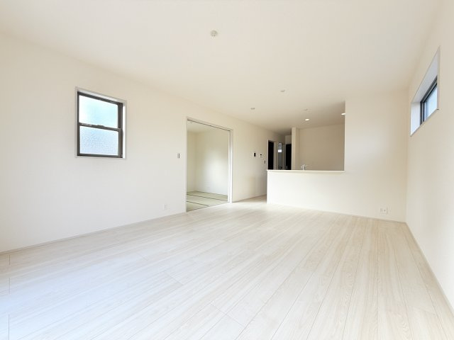 笠間市岩間駅西第3　新築戸建の居間・リビング|広々とした16.5帖ＬＤＫ♪
家具を置いても窮屈感を感じず過ごせます。