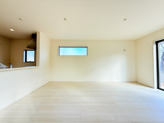 笠間市岩間駅西第3　新築戸建の居間・リビング|広々とした16.5帖ＬＤＫ♪
家具を置いても窮屈感を感じず過ごせます。