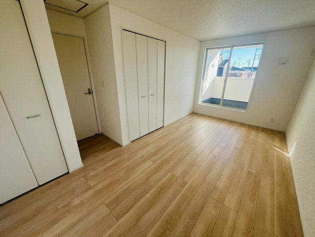 Ⅱ期の洋室|〇１号棟　洋室　8.7帖〇
バルコニー面するクローゼット付き主寝室。バルコニーへ出入りすることが出来るのでお布団を干す際にとても便利です♪
2026年2月撮影