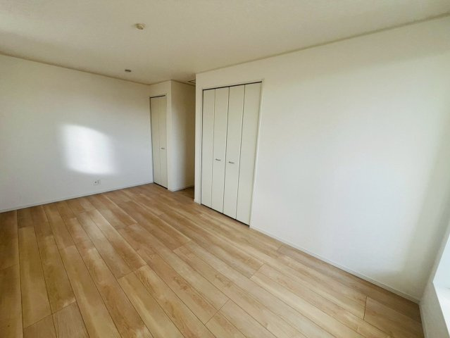 Ⅱ期の洋室|〇１号棟　洋室　8.7帖〇
クローゼットを２ヶ所ご用意♪たっぷりの収納スペースで住空間もスッキリ広々します（＾＾）
2026年2月撮影