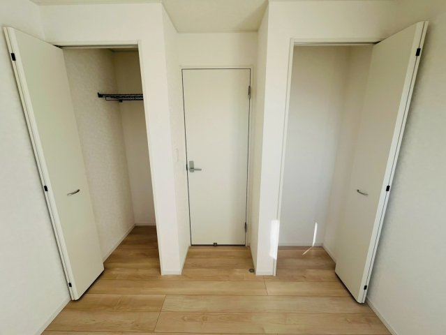 Ⅱ期の収納|〇１号棟　クローゼット〇
大容量のクローゼット付きで大切なお洋服もしっかり収納できます♪
2026年2月撮影