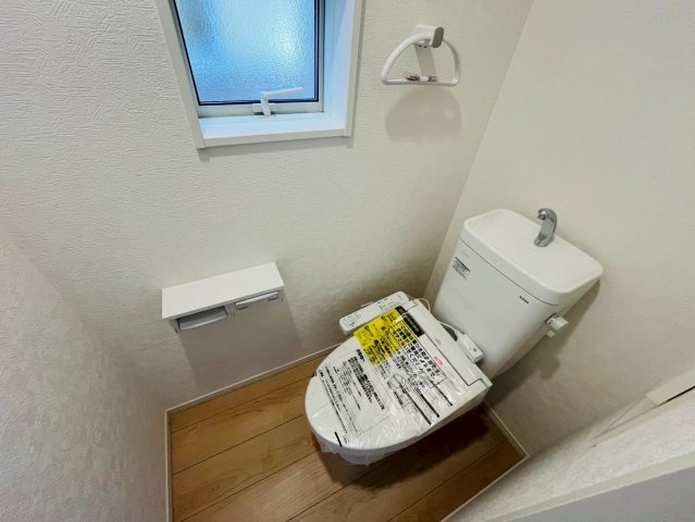 Ⅱ期のトイレ|〇１号棟　トイレ〇
ウォシュレット付きトイレ。ご家族様が多いご家庭の方も安心の1、2階トイレ完備！
2026年2月撮影