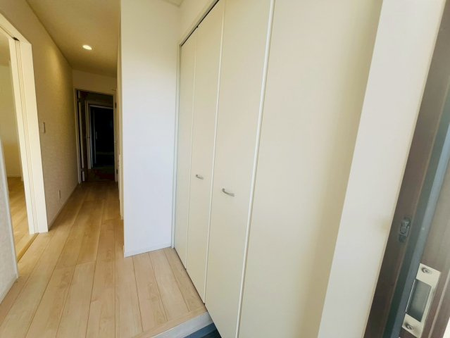 Ⅱ期の玄関|〇１号棟　玄関〇
広い玄関ホールに靴などの収納スペースが付いた間取り♪おうちの顔である玄関は大切なお客様をお迎えする大切な空間です（＾＾）
2026年2月撮影