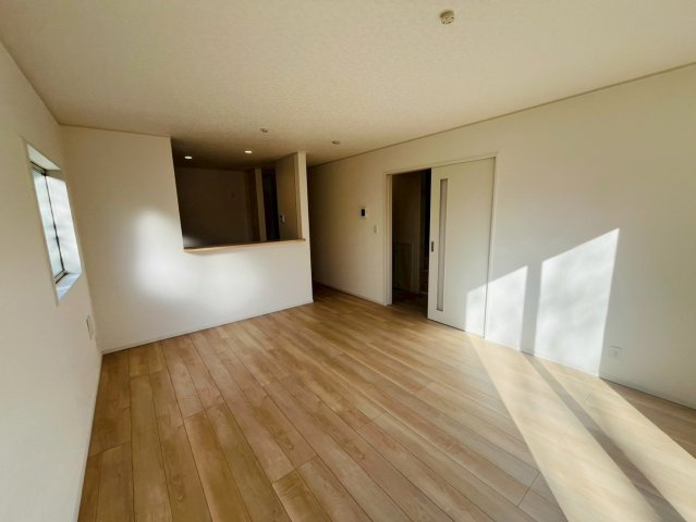 Ⅱ期の居間・リビング|〇１号棟　リビング〇
落ち着きのある木目調のリビング♪
2026年2月撮影