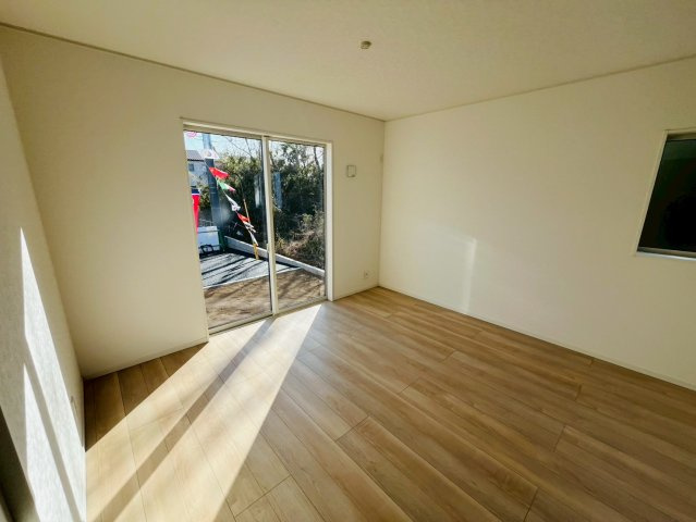 Ⅱ期の居間・リビング|〇１号棟　リビング〇
南面には掃出し窓があり、明るい日差しが差し込みます（＾＾）
2026年2月撮影