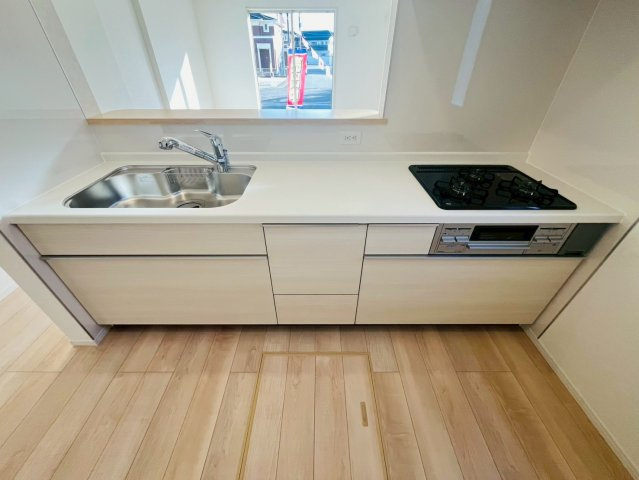 Ⅱ期のキッチン|〇１号棟　キッチン〇
開放感のある対面式キッチン。お料理しながら家族の顔が見られる安心感。キッチンとダイニングが近く食事の用意や片づけが楽々♪
2026年2月撮影