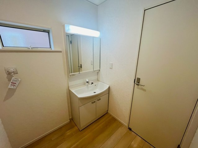 Ⅱ期の独立洗面台|〇１号棟　洗面化粧台〇
三面鏡の洗面化粧台！お出かけ前のチェックにも大活躍します！
2026年2月撮影