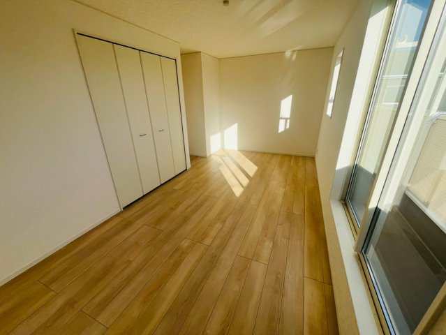 Ⅱ期の洋室|〇２号棟　洋室　9.5帖〇
バルコニーに面した洋室は日当たり良好です。大きなベッドを置いてもゆとりのある広さです（＾＾）
2026年2月撮影