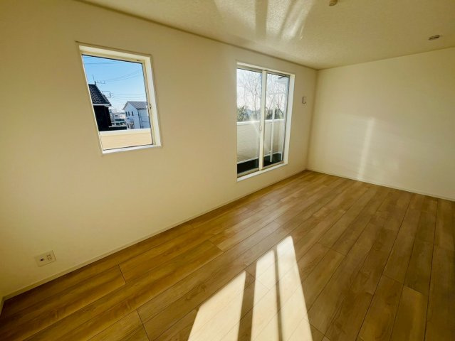 Ⅱ期の洋室|〇２号棟　洋室　9.5帖〇
大きな窓で２階居室にもしっかりと陽ざしが届いて明るい室内♪
2026年2月撮影