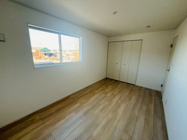 Ⅱ期の洋室|〇２号棟　洋室　7帖〇
各居室に収納がございますので最大限お部屋を広く使うことができます♪
2026年2月撮影