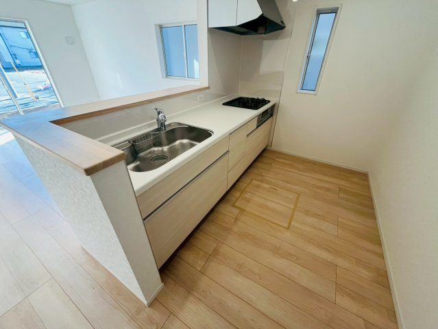 Ⅱ期のキッチン|〇２号棟　キッチン〇
自然光で明るい対面キッチン♪広々しているので、ご夫婦で会話を楽しみながらお料理をすることができます。
2026年2月撮影