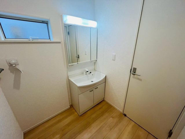 Ⅱ期の独立洗面台|〇２号棟　洗面化粧台〇
ご家族揃って身支度可能なゆとりの洗面室。三面鏡の大きな洗面台は、収納スペースも充実♪鏡の裏も収納スペースになっております（＾＾）
2026年2月撮影