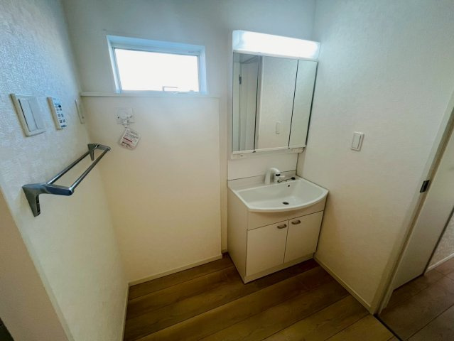 Ⅱ期の独立洗面台|〇４号棟　洗面化粧台〇
明るい洗面脱衣室♪小窓があるので、換気もしっかりできます（＾＾）
2026年2月撮影