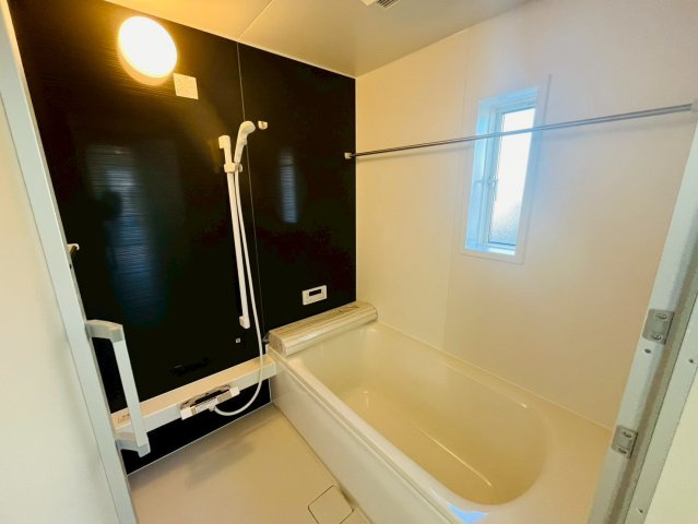 Ⅱ期の浴室|〇４号棟　浴室〇
明るく清潔感のある浴室（＾＾）寒い日のお風呂や雨の日のお洗濯に便利な換気暖房乾燥機付き♪
2026年2月撮影