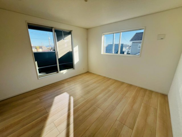 Ⅱ期の洋室|〇４号棟　洋室　8.5帖〇
バルコニーに面した洋室は日当たり良好です！窓から明るい日差しが差し込みます♪
2026年2月撮影