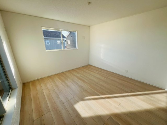 Ⅱ期の洋室|〇４号棟　洋室　8.5帖〇
クローゼット付きの主寝室♪大きなベッドを置いてもゆとりのある広さです（＾＾）
2026年2月撮影