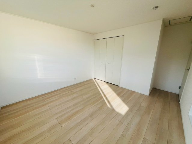 Ⅱ期の洋室|〇４号棟　洋室　8.5帖〇
たっぷりの収納スペースで住空間もスッキリ広々♪
2026年2月撮影