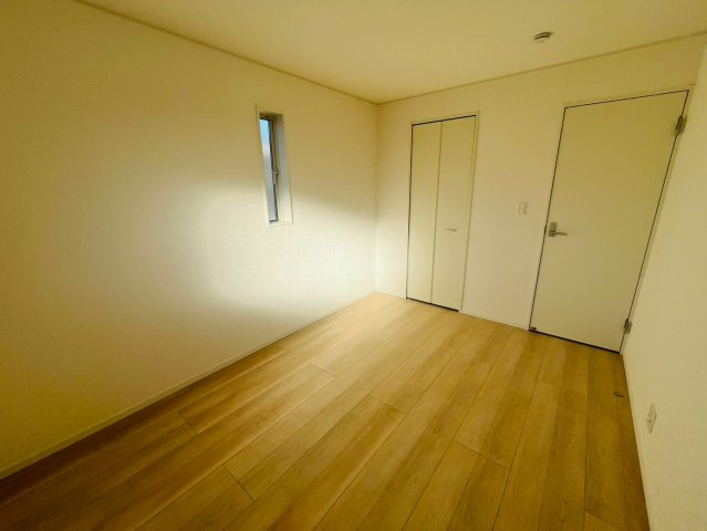 Ⅱ期の洋室|〇４号棟　洋室　6帖〇
各居室に収納がございますので最大限お部屋を広く使うことができます♪こちらはウォークインクローゼット付きのお部屋です（＾＾）
2026年2月撮影