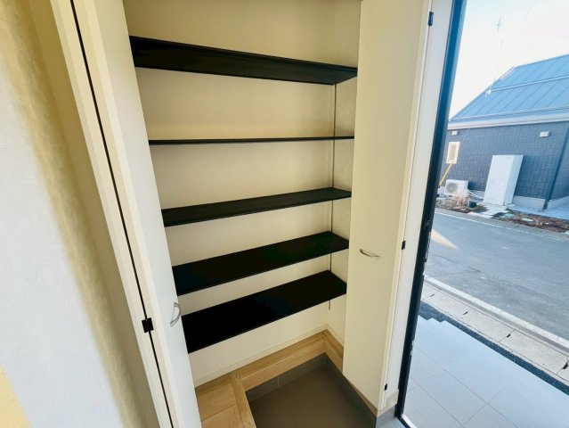 Ⅱ期の収納|〇４号棟　玄関〇
玄関収納。自由に動かせる可動棚タイプのため、季節物の長いブーツもスッキリ収納できます♪
2026年2月撮影