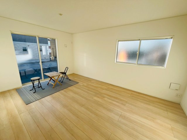 Ⅱ期の居間・リビング|〇４号棟　リビング〇
落ち着きのある木目調のリビング♪南面に窓がございますので太陽の光を反射し、室内を明るく保つことができます。
2026年2月撮影