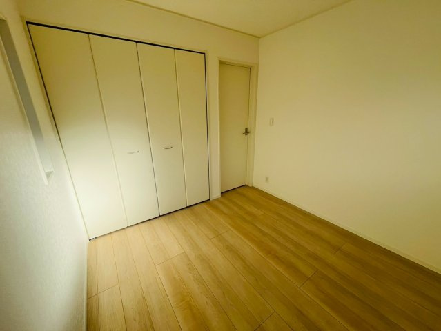 Ⅱ期のその他|〇４号棟　サービスルーム　4.5帖〇
1階にはサービスルームがございます。収納部屋としても、書斎など、ご自身の好きなプライベート空間としてもご使用いただけます♪
2026年2月撮影