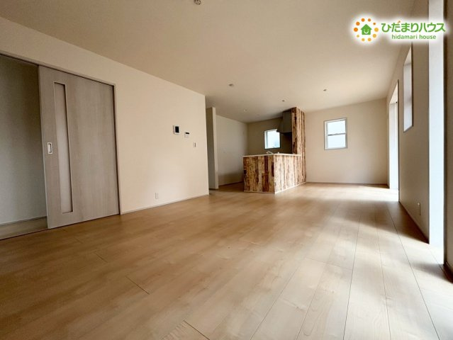 深谷市上柴町東　第3　新築一戸建て　リーブルガーデン　01の居間・リビング|キッチンからリビング全体が見渡せる開放的な空間です！お料理をしながらリビングにいるお子様の様子を見守れるため、安心して家事が進められます☆家具のレイアウトがしやすい縦長のデザインです！