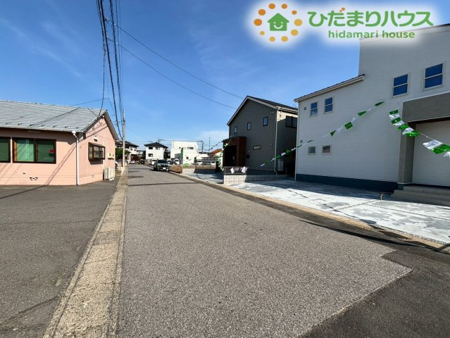 深谷市上柴町東　第3　新築一戸建て　リーブルガーデン　01の前面道路含む現地写真|見通しが良くすっきりとした前面道路です！前面道路幅が広いので、車の運転が苦手な方でも焦らず落ち着いて駐車ができる広さが魅力です！