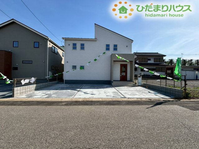 深谷市上柴町東　第3　新築一戸建て　リーブルガーデン　01の駐車場|並列で最大3台まで停められる広々とした駐車スペースです。ご友人が遊びに来た際も近くでコインパーキングを探す必要がありません！自転車や三輪車、置き型の物置も余裕で配置できるのが嬉しいですね♪