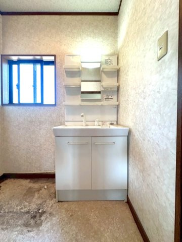 深谷市東大沼戸建の独立洗面台|洗面スペース
2階浴室、トイレ間に位置しております。