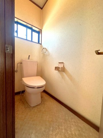 深谷市東大沼戸建のトイレ|2階トイレ
各階にトイレがございます。