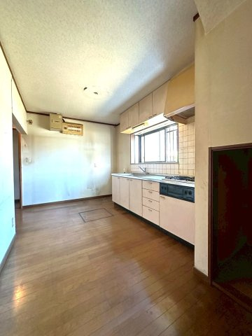 深谷市東大沼戸建のダイニング|約7帖DK部分
厨房側への行き来が可能な設計です。