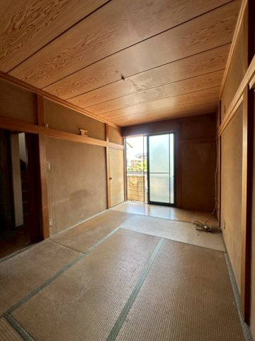 深谷市東大沼戸建の和室|1階約6帖和室
収納豊富でございます。