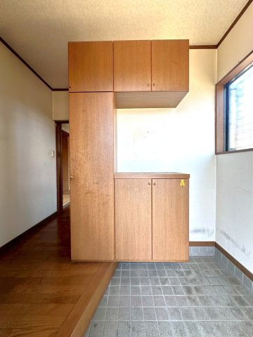 深谷市東大沼戸建の玄関|住居側玄関でございます。
備え付けのシューズボックスがございます。