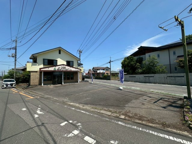 深谷市東大沼戸建の前面道路含む現地写真|大型車両や複数台の乗用車を駐車可能なカースペースを確保しております。