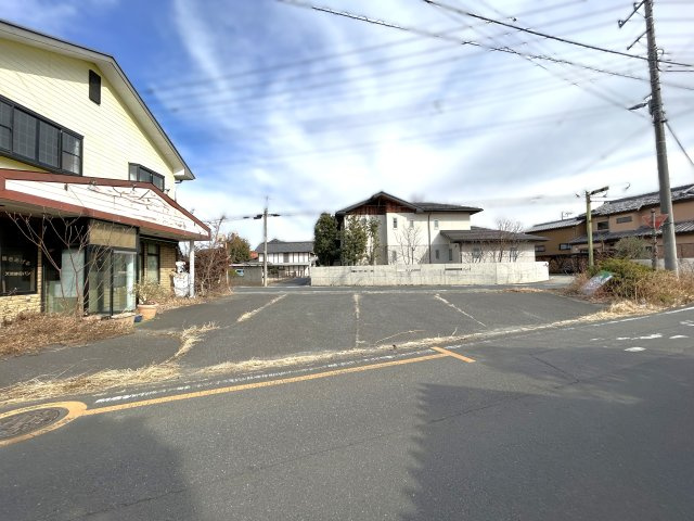 深谷市東大沼戸建の駐車場|大型車両や複数台の乗用車を駐車可能なカースペースを確保しております。